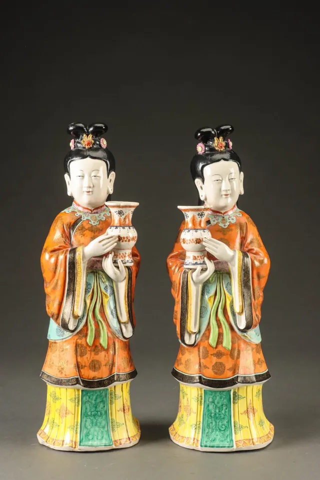 Et par kinesiske figurer af porcelæn, 1900-tallets midte (2)