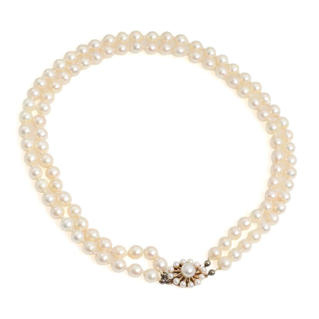 A two-strand cultured pearl necklace with a pearl clasp set with cultured pearls, mounted in 14k gold. Pearl diameter 7.4–7.9 mm. L. 46 cm. Circa. 1960s. — Jewellery/Necklaces & pendants — Bruun Rasmussen