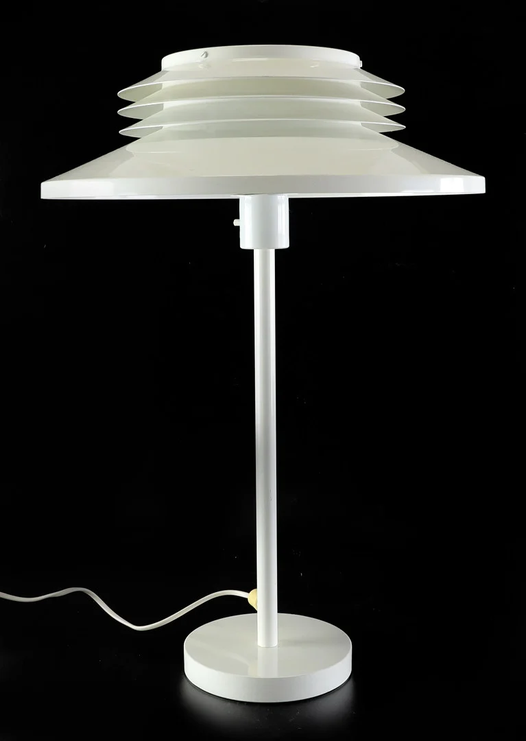 HANS AGNE JAKOBSSON. Bordslampa, lackerad plåt, Markaryds Armaturer AB, 1900-tal. — Table Lamps — Hälsinglands Auktionsverk
