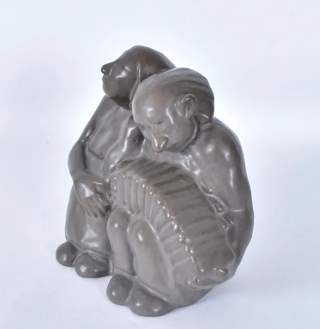 ÅKE HOLM. Skulptur, "Trollpar med dragspel", keramik, signerad Å. Holm.