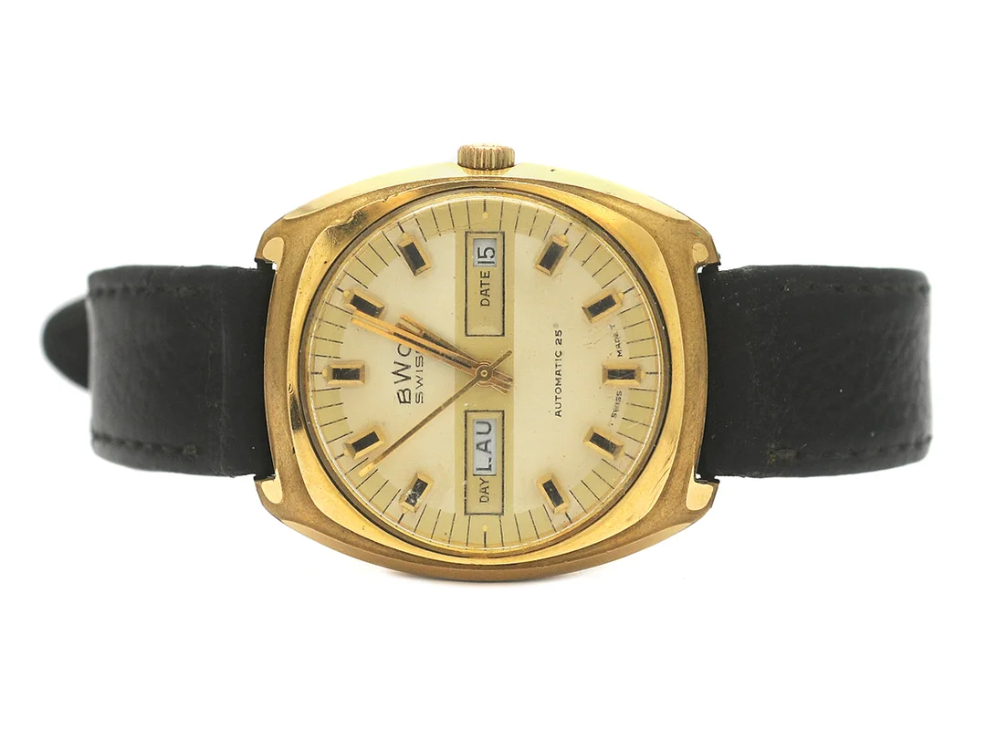 BWC, Swiss, herrur, 36 mm, Cal ETA 2789, Boett nr. 745000, doublé, automatisk, plexiglas, dag (finska), datum, skadad urtavla, skadad boett, läderband, ca 1970. — Klockor/Övriga klockor — Kaplans