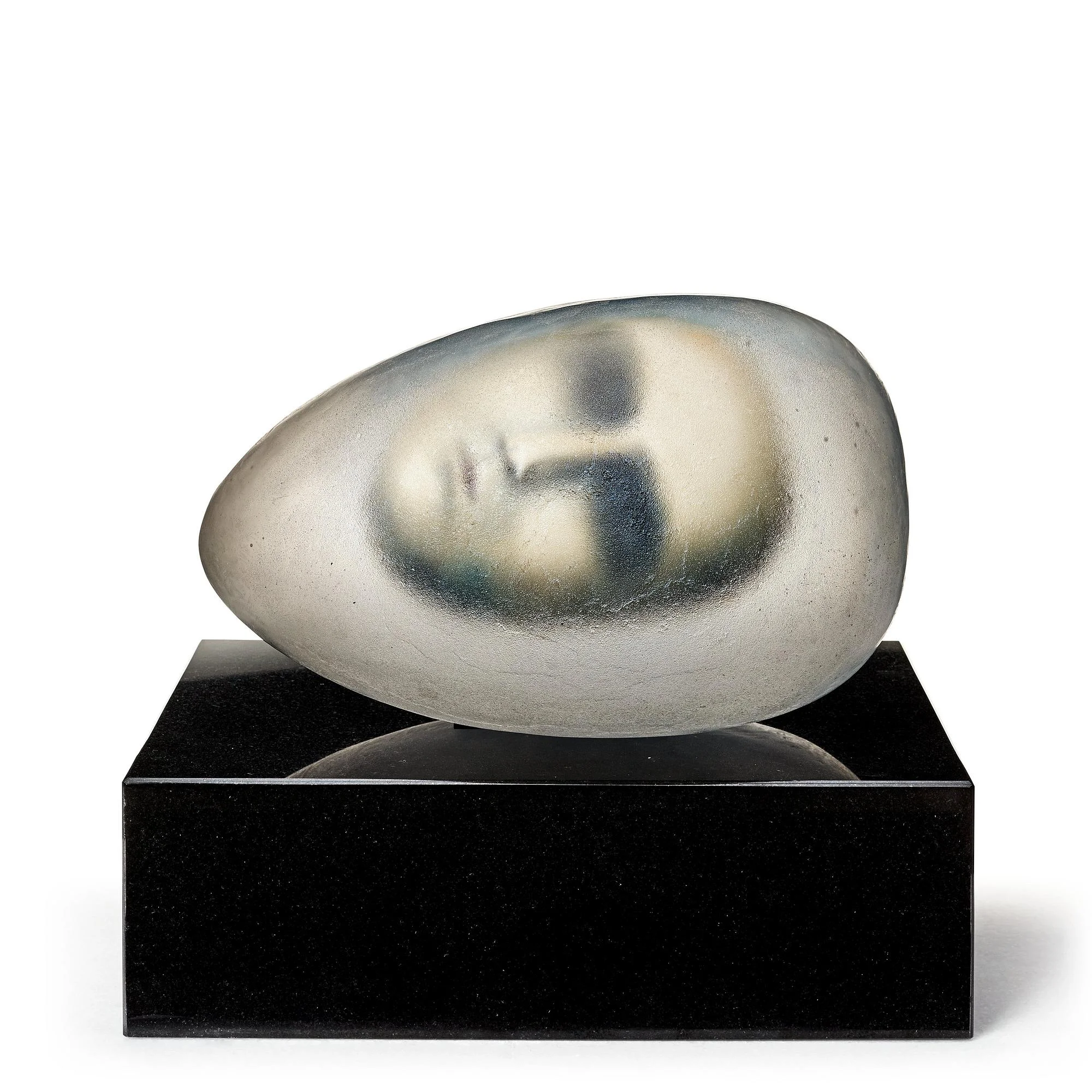 Bertil Vallien, skulptur, vilande huvud, "Resting head", Kosta Boda, unik. — Bukowskis