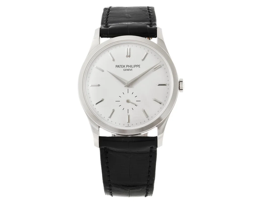 PATEK PHILIPPE, Calatrava, Cal 215 PS, Serie nr. 5809170, Ref nr. 5196G-001, Boett nr. 4678172, herrur, 37 mm, 18K vitguld, manuell, safirglas, liten sekundvisare, defekt (akut servicebehov/fjäder av), monogram, läderband, originalspänne i 18K vitguld, cert, april 2014, box, ytterkartong. — Klockor/Patek Philippe — Kaplans