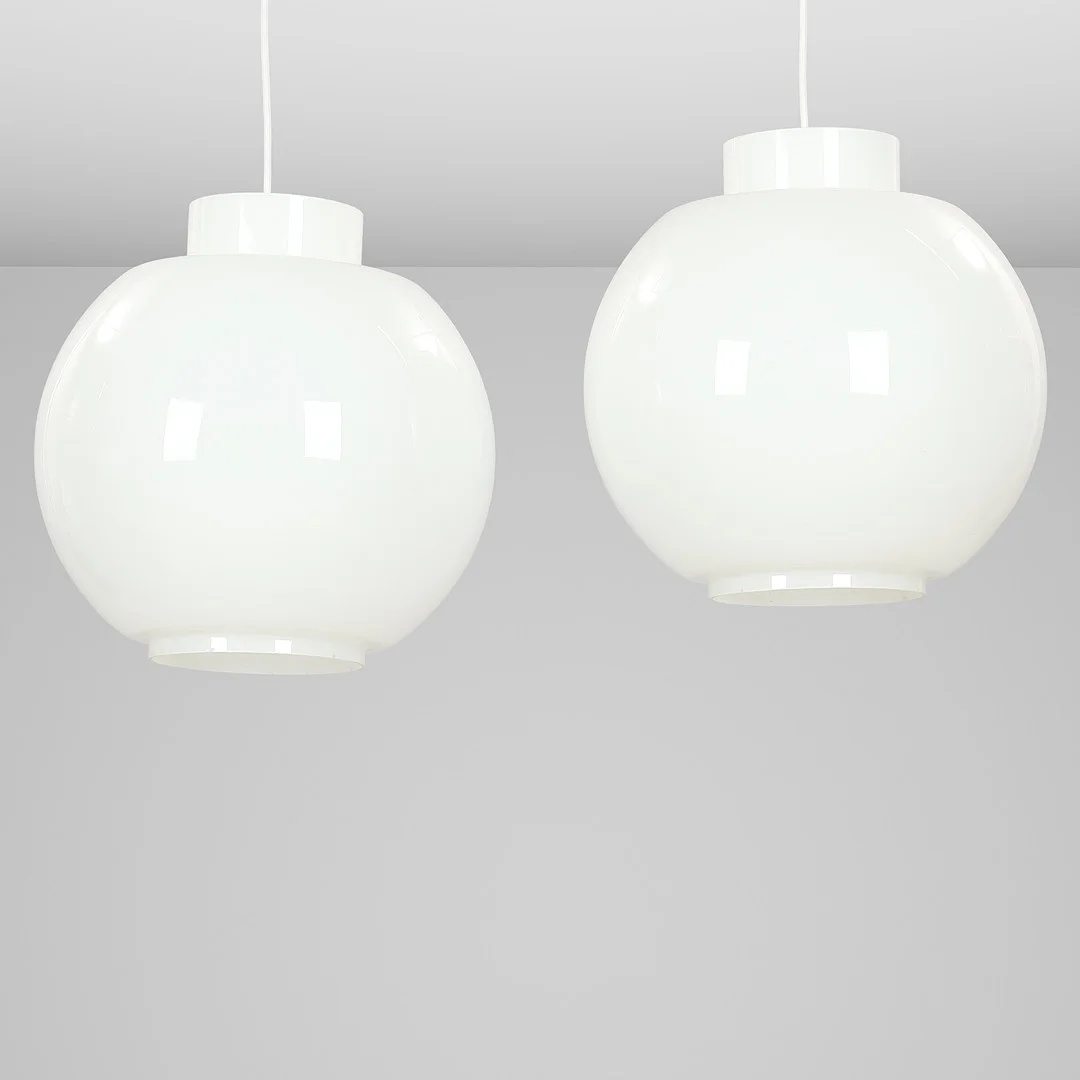 SVEN MIDDELBOE (1910-2002). Et par belysningskupler af opalglas med nedbøjet kant, Nordisk Solar Co., Danmark, 1960'erne, (2). — Ceiling lights — Palsgaard Kunstauktioner