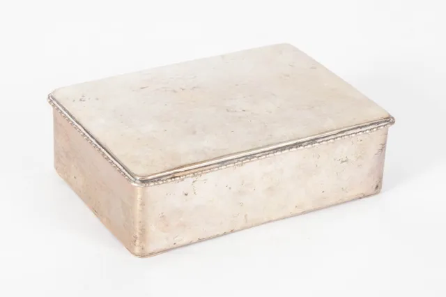 Lid box of silver.