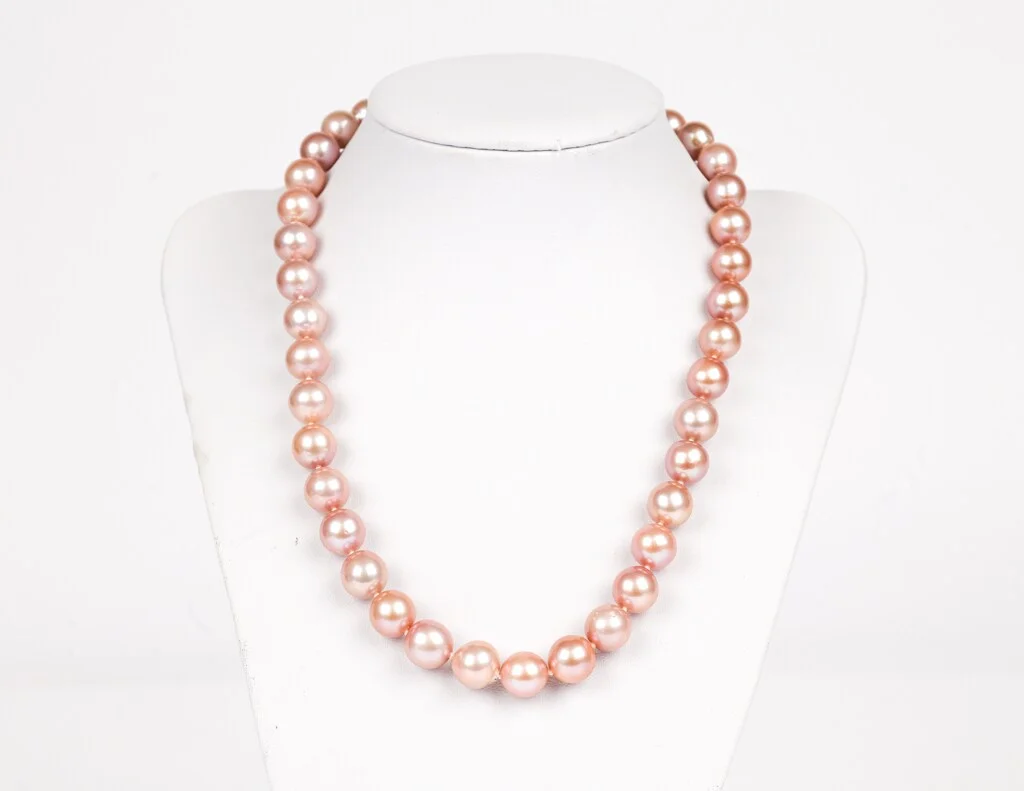 A freshwater cultured pearl necklace with sterling silver clasp. — Jewellery/Necklaces, pendants — Lauritz
