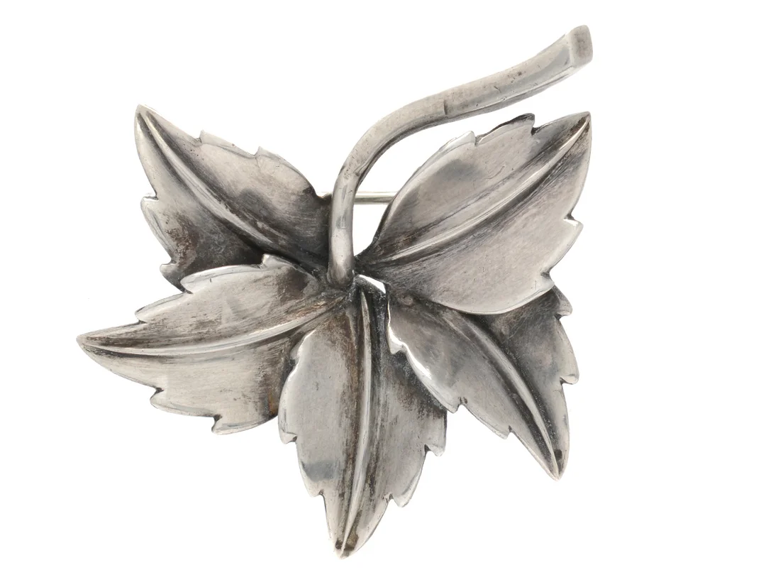 BROSCH, silver, löv, Ge-Kå G. Kaplan, Stockholm 1957, stl 4,0 x 4,0 cm, vikt 7,0 g. — Smycken/Brosch — Kaplans