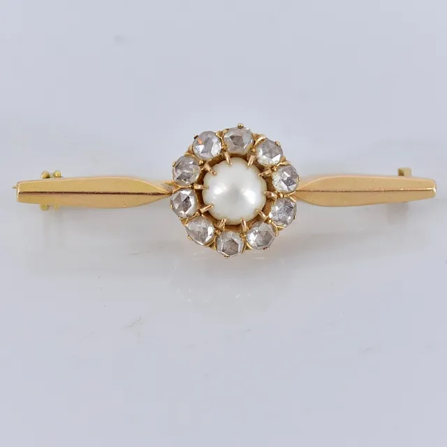 CARMOSÉBROSCH, 18 karat rödguld med 18 rosnenslipade diamanter och pärla.