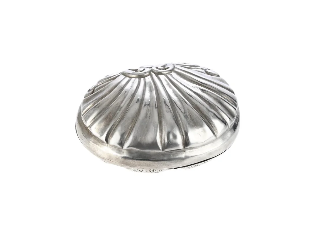 DOSA, silver, öppnignsbar, snäckformad med blomdekor, mått 59 x 49 mm, vikt 23,8 g, sprickor, ej stämplad. — Silver/Dosa — Kaplans
