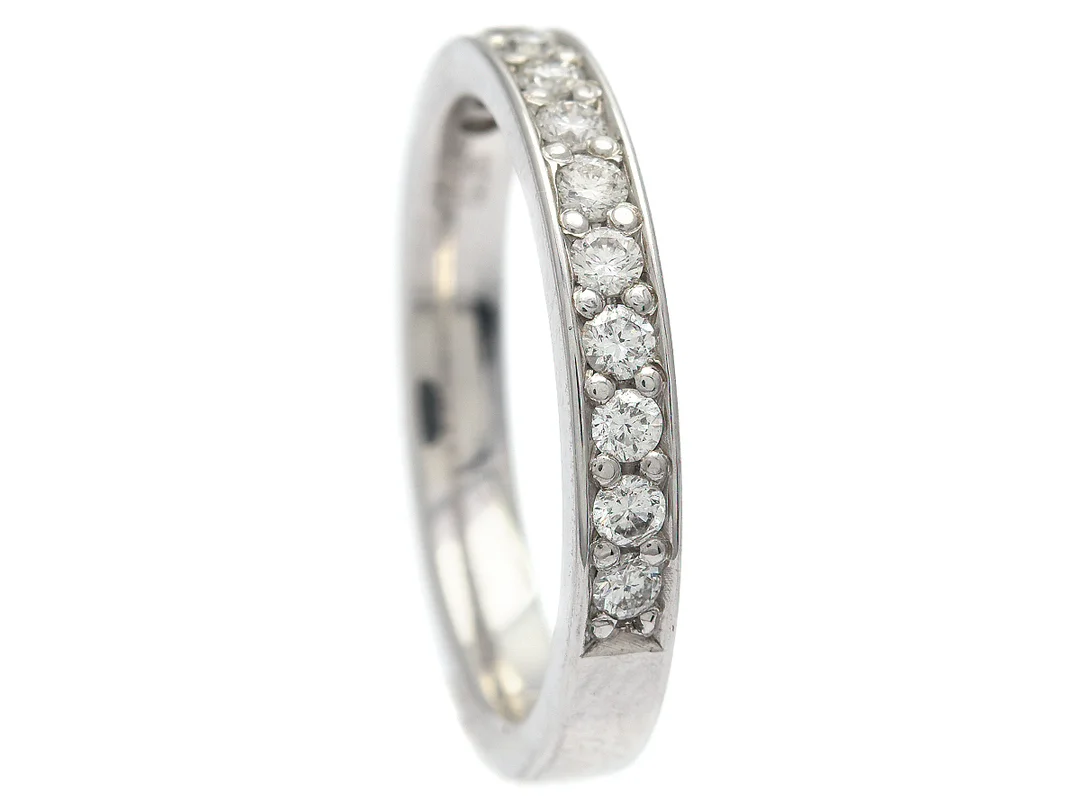 SCHALINS, alliansring, 18K vitguld, 12 briljantslipade diamanter 0,36 ctv, ca W/SI, stl 16,75 mm, vikt 4,1 g. — Smycken/Alliansring — Kaplans