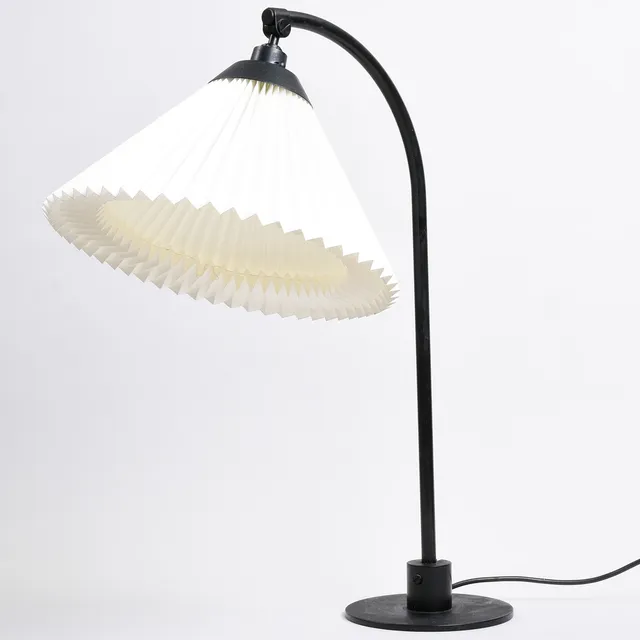 FLEMMING AGGER. Bordlampe af sort metal Le Klint, Model 366, Danmark, 1900-tallets anden halvdel.