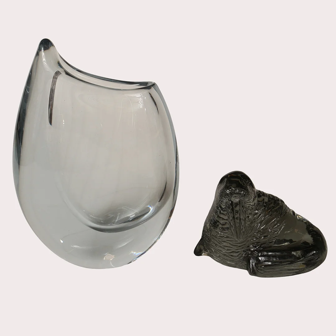 GUNNAR NYLUND. GLASVAS, Strömbergshyttan, samt GLASDJUR Paul Hoff för Världsnaturfonden, Kosta ,1977. — Art glass — Limhamns Auktionsbyrå