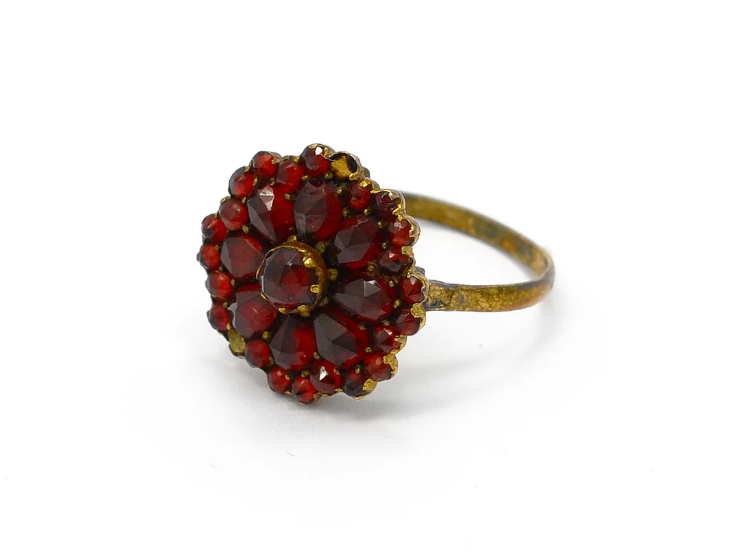 RING, förgyllt silver, granater 2 saknas, stl 18 mm. — Smycken/Övriga — Kaplans