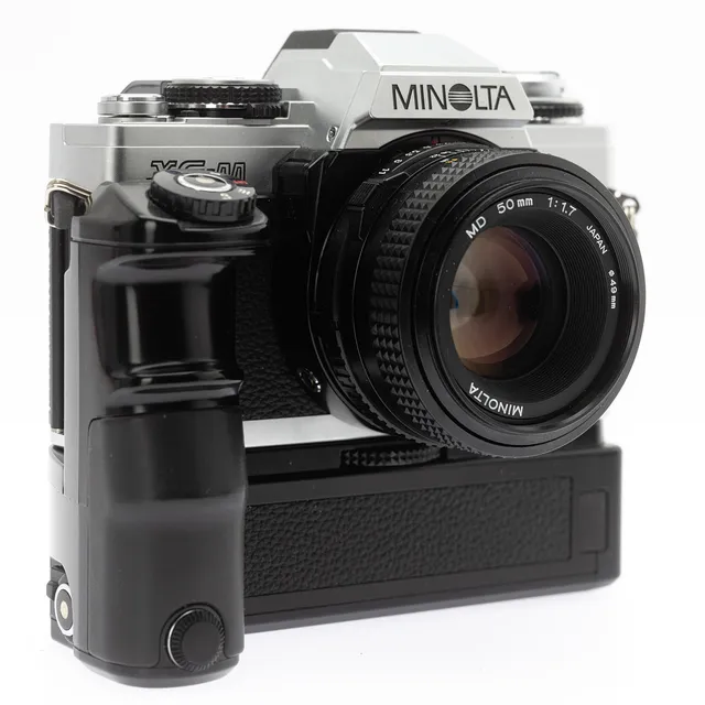 Minolta XG-M, 35mm Spiegelreflexkamera ( SN 2131001 ) mit Minolta MD 1:1,7 /50mm ( SN 8055838 ) und Minolta Motor Drive 1 ( SN 3114407 ).