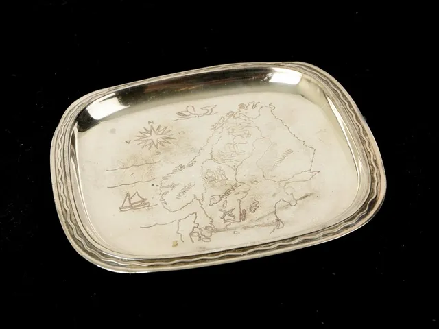 Bricka S925 45,1g 91x91mm, CG Hallberg, motiv Skandinavien, 1954, bruksslitage samt repor baktill