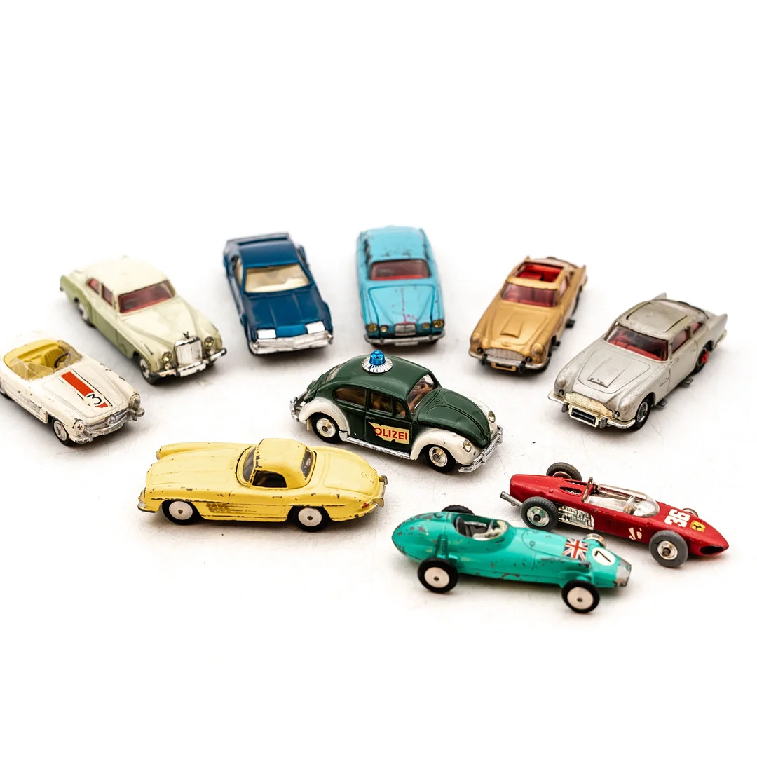 CORGI TOYS. Modellbilar, b.l.a James bond-Aston Martin DB5, 10 delar. — Model cars — Norrlands Auktionsverk