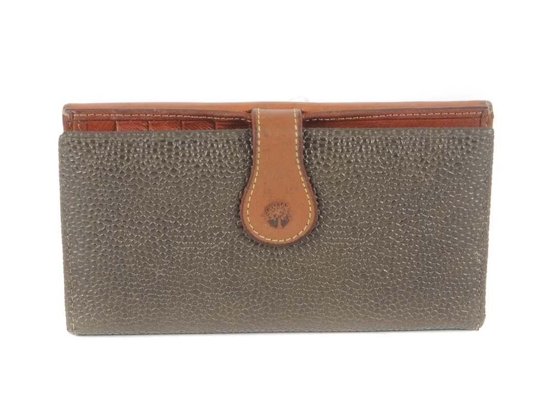 PLÅNBOK, MULBERRY, mullvadsfärgad scotch grain, mellanbrunt läder 17x9 cm, mynt, sedel, 9st kontokortsfack, visst slitage. — Accessoarer/Plånböcker — Kaplans