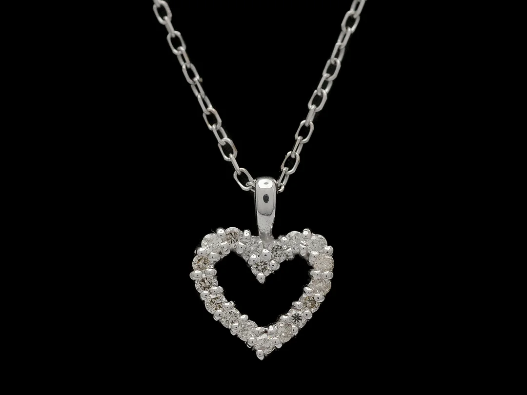COLLIER, 18K vitguld, hjärtan, 18 briljantslipade diamanter 0,12 ctv, längd 40 cm, vikt 1,8 g. — Smycken/Collier — Kaplans