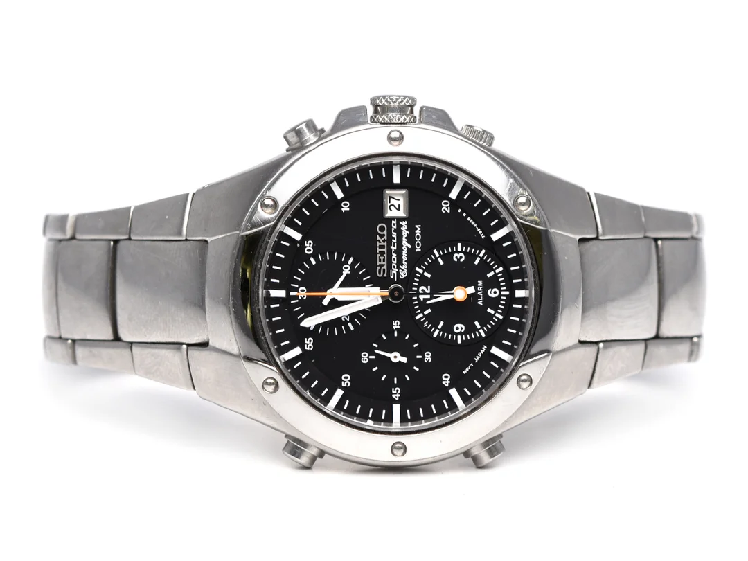 SEIKO, Sportura (100M), Cal 7T32, Serie nr. 273486, Boett nr. 7T32-6N00, kronograf (defekt), herrur, 39 mm, stål, quartz, safirglas, datum, alarm, skadad urtavla, integrerad originallänk, viklås, Ref nr. 49Y1-G-1, ca 2002. — Klockor/Seiko — Kaplans