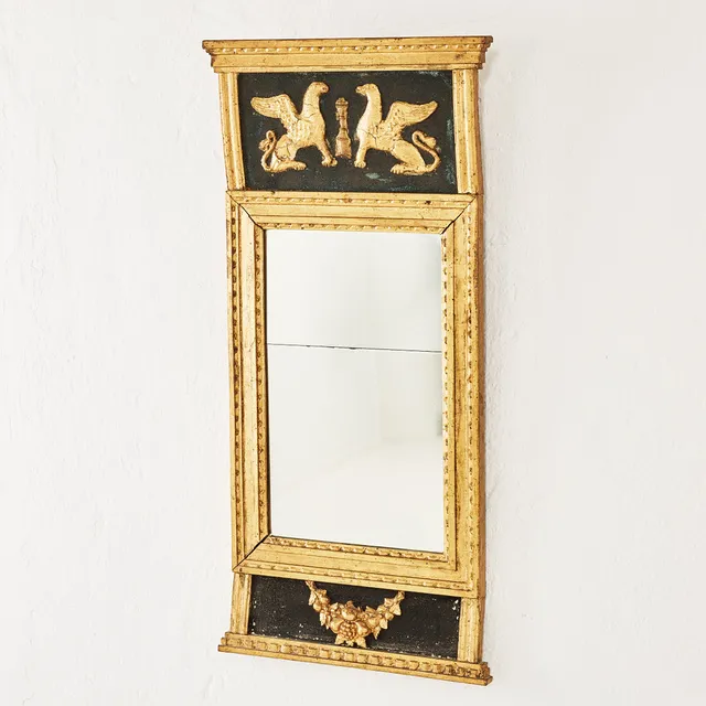 SPEGEL, delvis sengustaviansk, tvådelat spegelglas, dekor med parställda gripar, skuren dekor och dekor i pastellage.