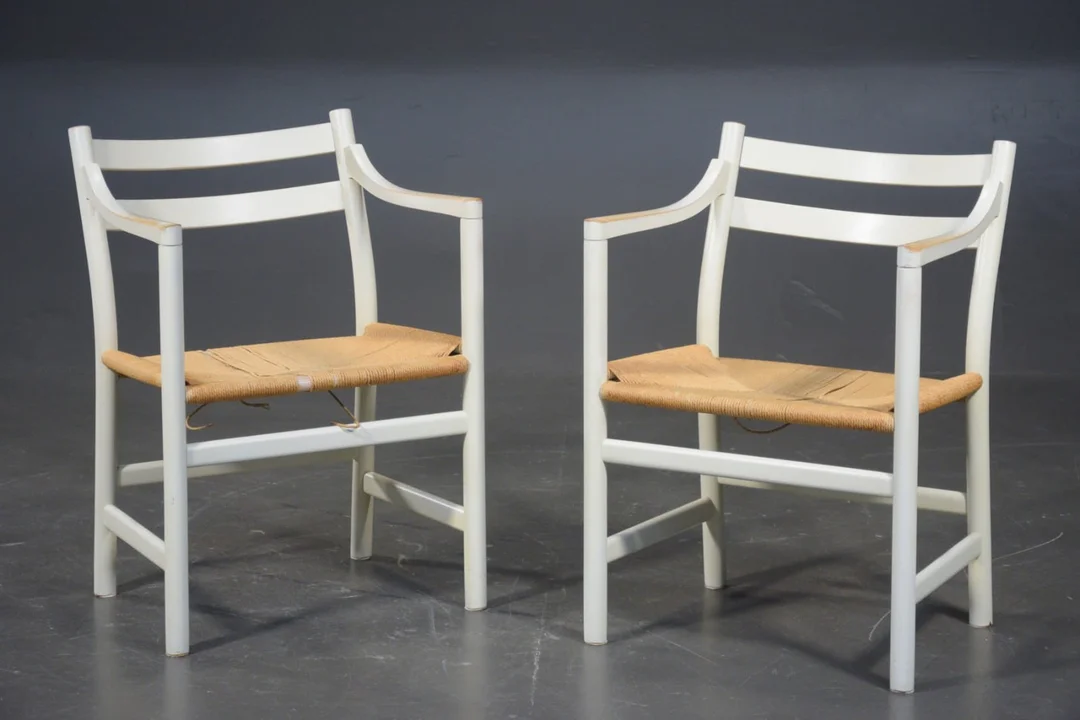Hans J. Wegner, 2 armstole af bemalet træ med flet, model CH46 (2) — Furniture/Chairs — Lauritz