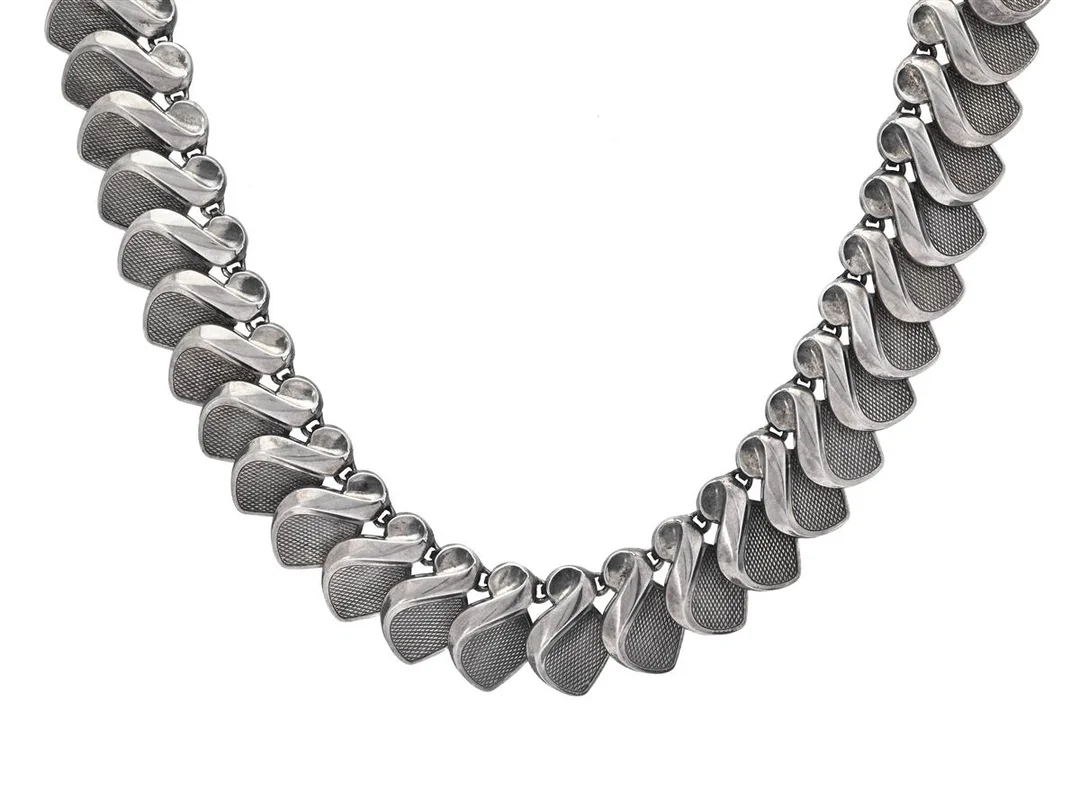COLLIER, silver, delvis arbetad yta, längd 40-45 cm, svenska importstämplar, vikt 50,7 g. — Smycken/Collier — Kaplans