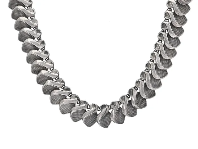 COLLIER, silver, delvis arbetad yta, längd 40-45 cm, svenska importstämplar, vikt 50,7 g.