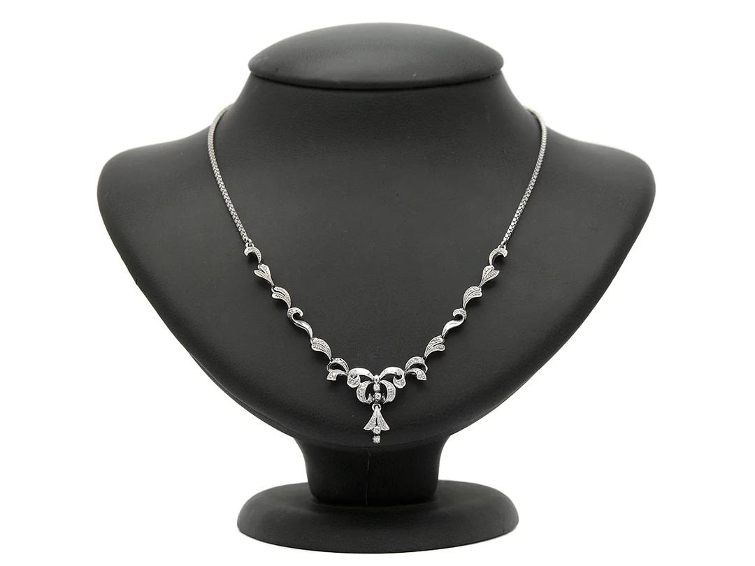 COLLIER, 18K vitguld, 18 diamanter ca 0,15 ctv, briljant- och åttkantslipade, längd 42,5 cm, vikt 11,3 g. — Smycken/Collier — Kaplans