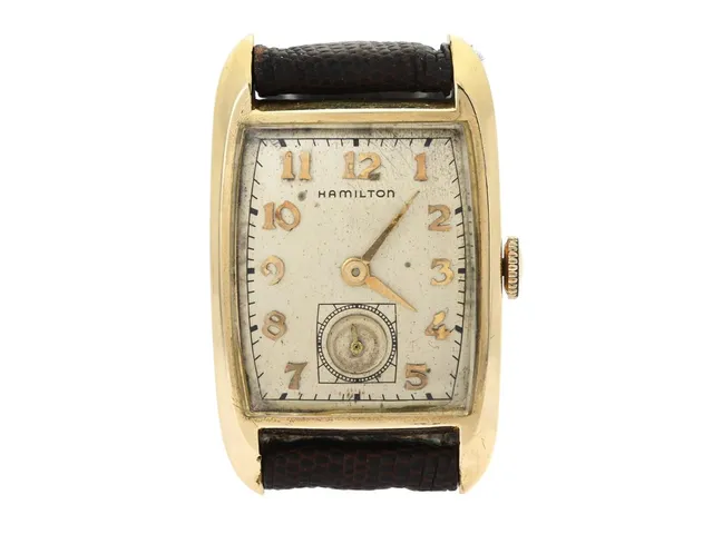 HAMILTON, herrur, 23 x 27 (37,5) mm, Cal 754, Serie nr. 6234H, Boett nr. R243385, 14K guld, manuell, plexiglas, liten sekundvisare, skadad urtavla, formverk, läderband, ca 1952.