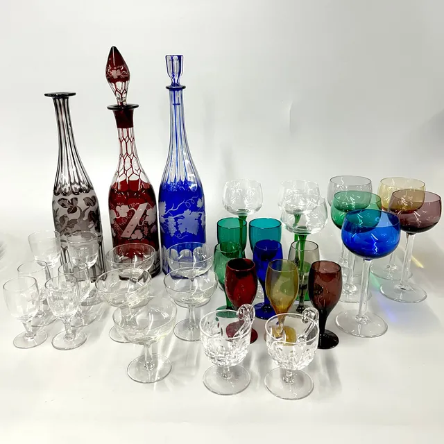 A QUANTITY OF GOOD GLASSWARE.