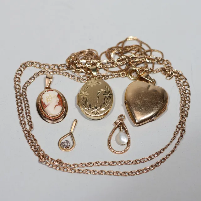 SMYCKEN, hängen och halsband, totalt 17,66 gram.