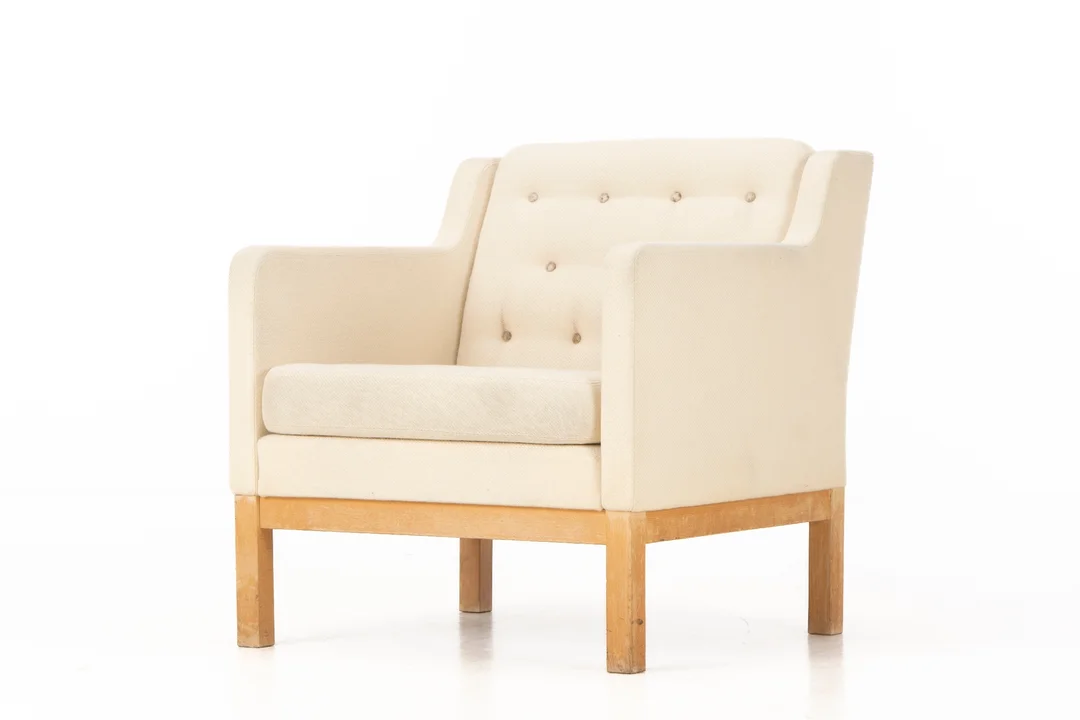 Erik Ole Jørgensen. Armchair, model EJ-315/1 — Furniture/Lounge chairs — Lauritz