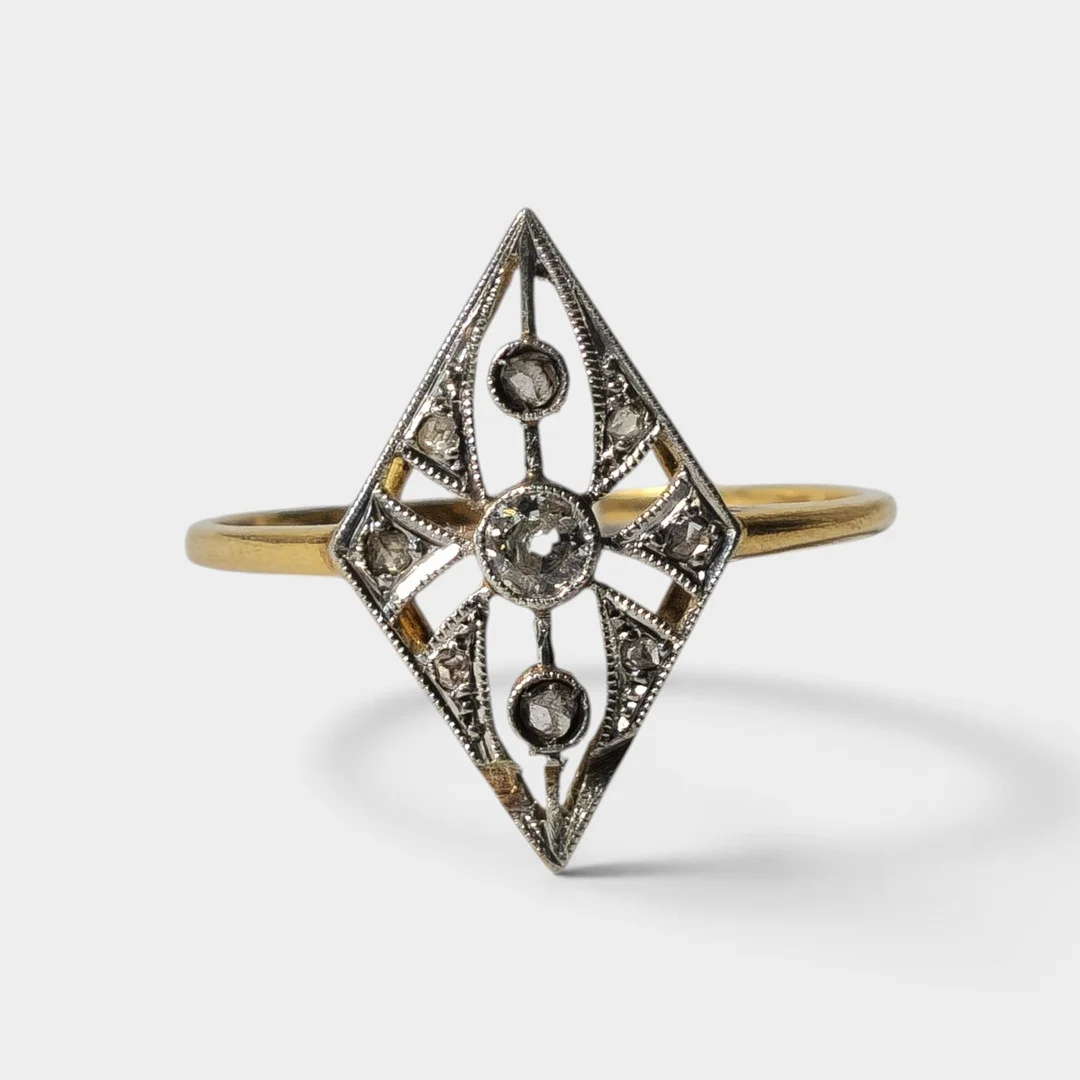 Sortija Art Déco en oro, platino y diamantes. — Rings — Barcelona Auctions