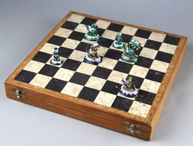 Indisk skakspil af hardwood og lamineret granit med figurer af emaljeret sølv, perler og sten