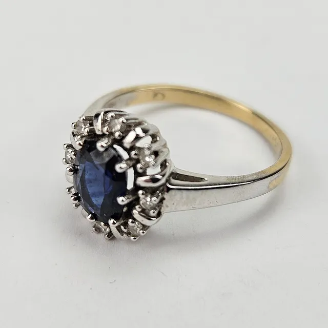 CARMOSÉRING, vitguld, 18K, med slipade stenar, total vikt ca. 2,8 gram.