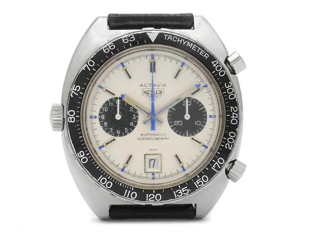HEUER, Autavia, "Tachymeter", s.k. "Jo Siffert, Mark 6", Cal 11, Serie nr. 224020, Ref nr. 1163 T, kronograf, herrur, 42,5 mm, stål, automatisk (microrotor), plexiglas, datum, skadad urtavla (9/10), läderband, ca 1972. — Klockor/Tag Heuer — Kaplans