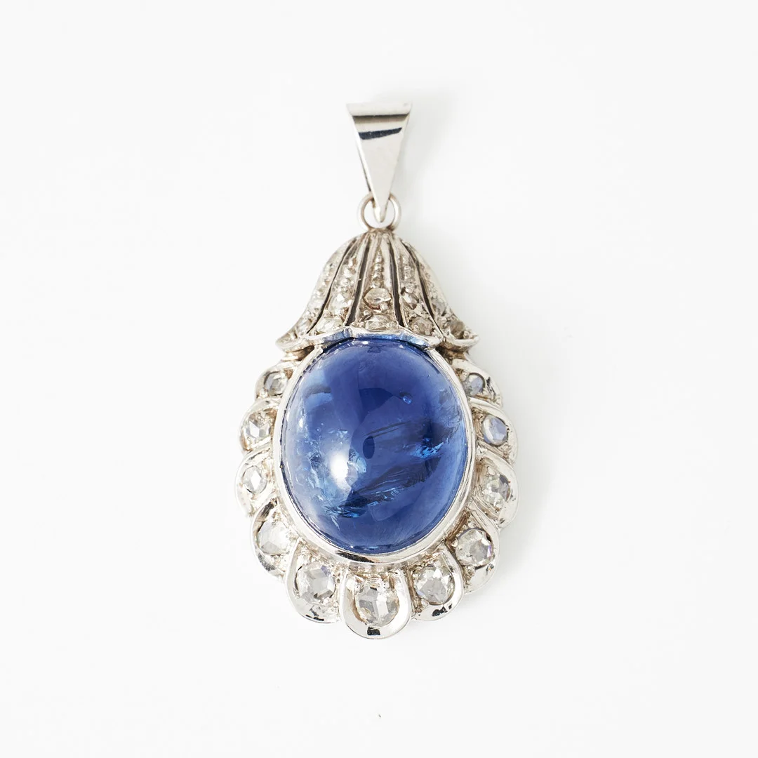 HÄNGE, platina, cabochonslipad safir, dekor med 21 små rosenslipade diamanter, ostämplad. — Brooches & Pendants — Stockholms Auktionsverk Magasin 5