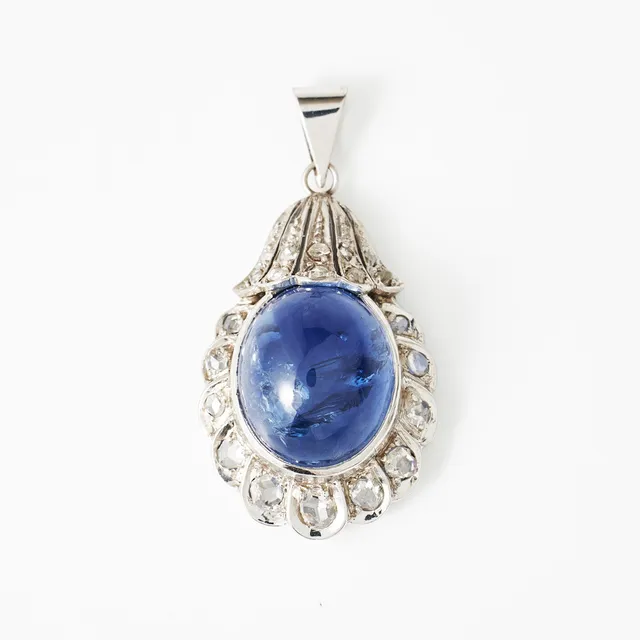 HÄNGE, platina, cabochonslipad safir, dekor med 21 små rosenslipade diamanter, ostämplad.