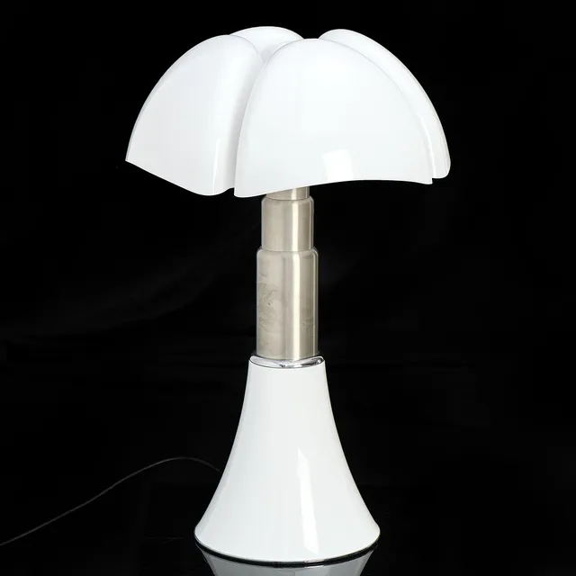 GAE AULENTI. MARTINELLI LUCE. Bords-/ golvlampa 'Modell 620' 'Pipistrello'. Italien.