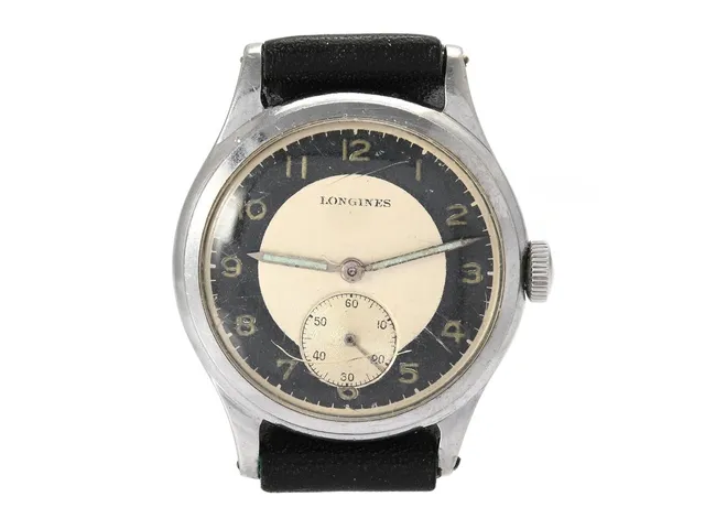 LONGINES, herrur, 31,5 mm, Cal 10.68 Z, Serie nr. 6722677, Boett nr. 22772 / 59, stål, manuell, plexiglas, liten sekundvisare, relumade visare, skadad urtavla, defekt (går ej, akut servicebehov), läderband, ca 1946.