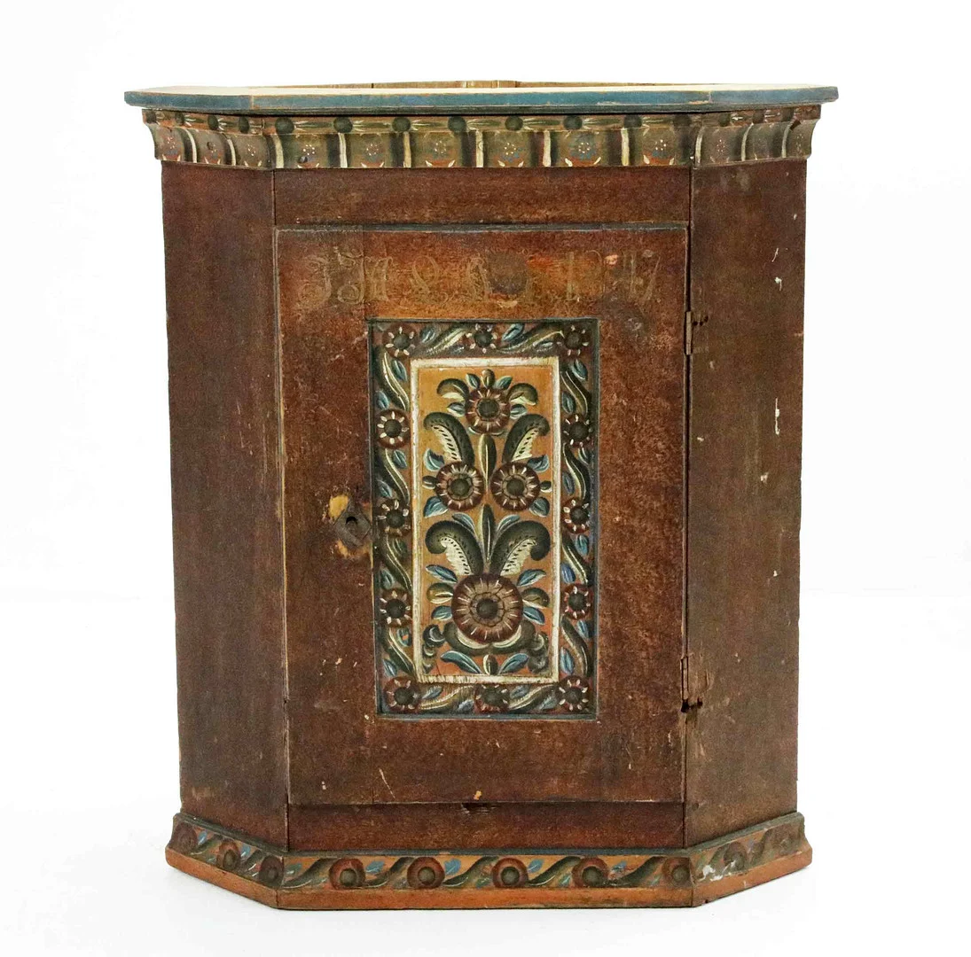HÖRNSKÅP, Allmoge, Hälsingland, Daterat 1847. — Furniture — Hälsinglands Auktionsverk