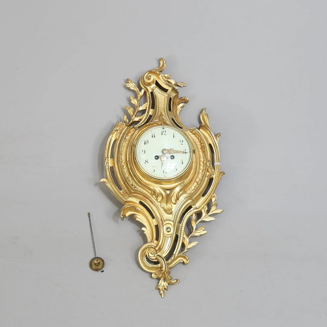 VÄGGPENDYL, förgylld metall, rokoko-stil, 1900-tal. — Wall Clocks — Gomér & Andersson Nyköping