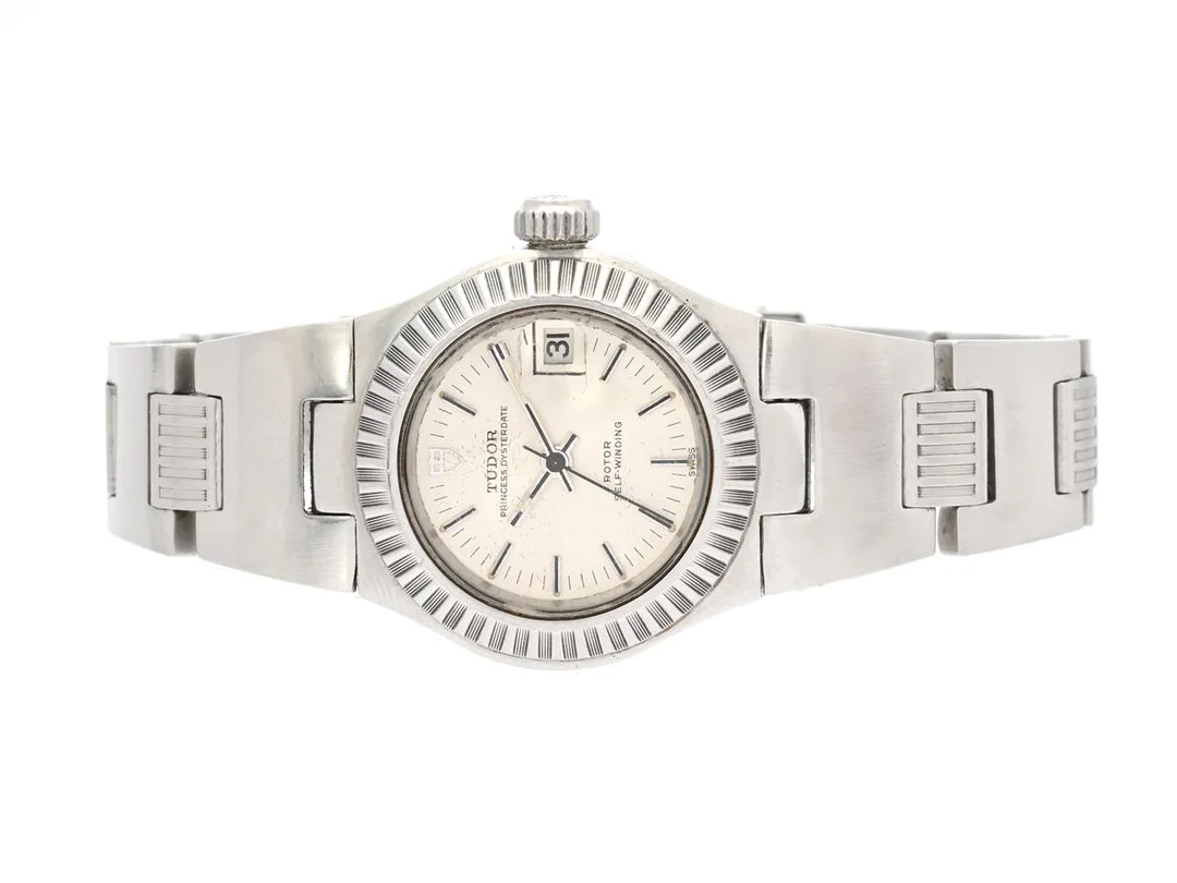 TUDOR, Princess Oysterdate (Swiss), Cal ETA 2671, Serie nr. 823650, Ref nr. 9313/0, damur, 26 mm, stål, automatisk, plexiglas, datum, omluminerade visare, skadad urtavla, integrerad originallänk, viklås, Ref nr. 7585, ca 1974, box (ej tidsenlig), ytterkartong (ej tidenligt). — Klockor/Tudor — Kaplans
