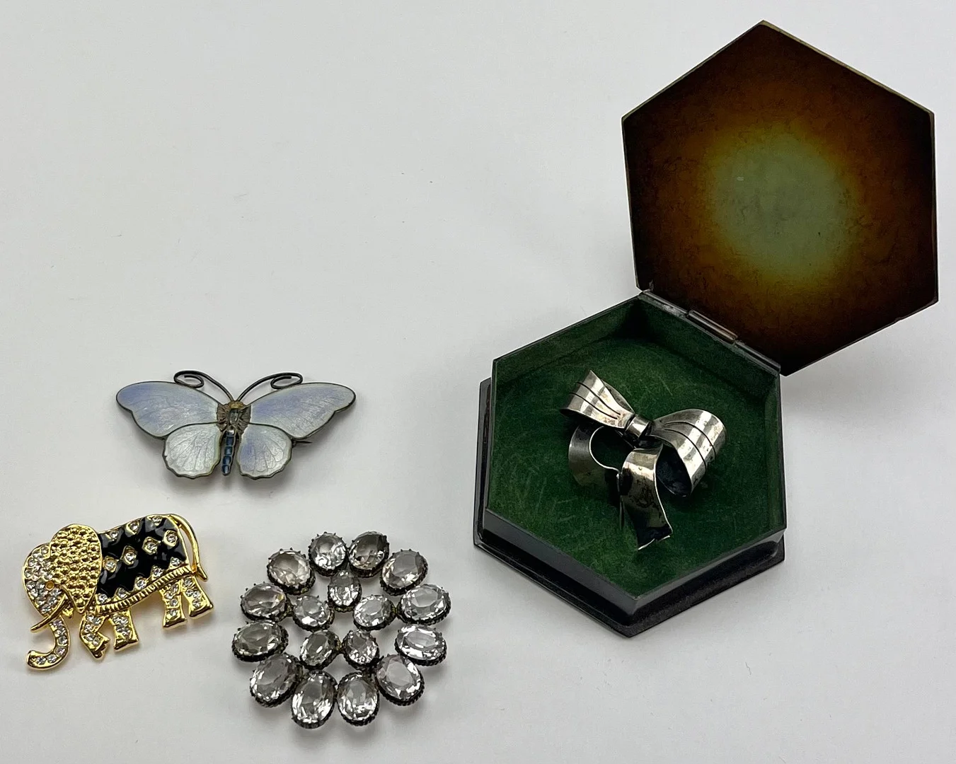 BROSCHER, 4 st, bland annat silver och SKRIN, brons, Modern metallkonst. — Brooches & Pendants — Auktionshuset Thörner & Ek