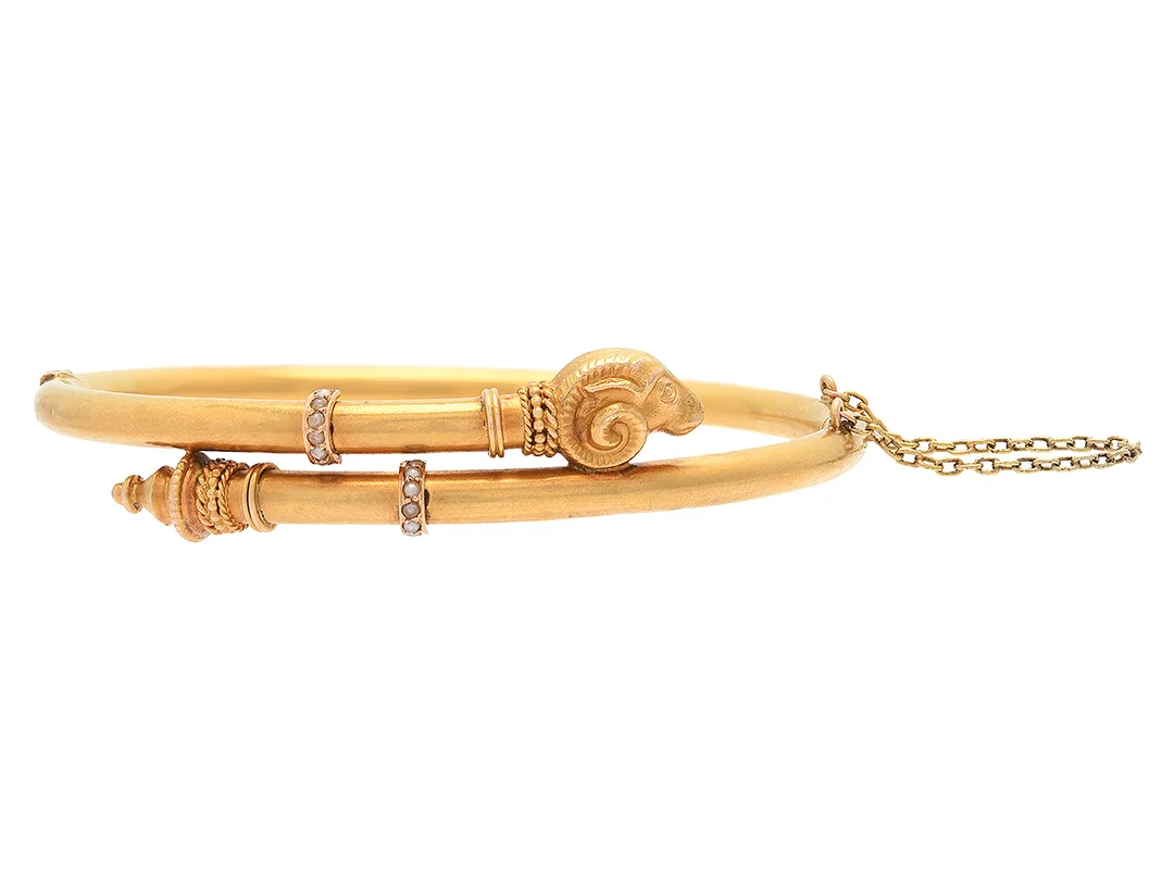 STELT ARMBAND, 18K guld, orientaliska pärlor, antik, 6x5,1 cm, vikt 10,8 g, säkerhetskedja, små bucklor. — Smycken/Armband — Kaplans