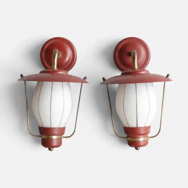 BENT KARLBY. Et par væglamper af rødlakeret metal med detaljer af messing, skærme af hvidt glas med sorte horisontale striber. Udført hos Lyfa. Sverige, 1960'erne (2).