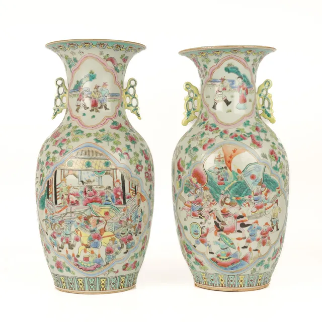 A pair of Chinese vases, early 20th century (2)