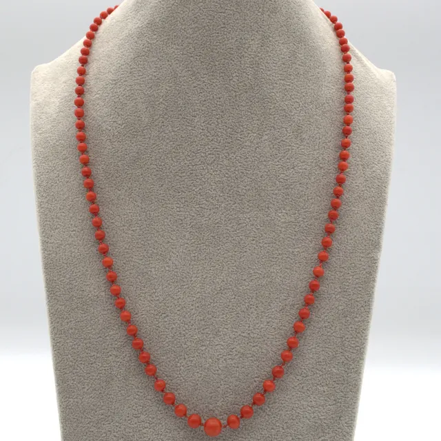 PERLENCOLLIER AUS ROTER KORALLE, EINREIHIG, POLIERT, EINZELN GEKNÜPFT,MIT VERGOLDETEM VERSCHLUSS, 20. JAHRHUNDERT, CA. 57 CM.