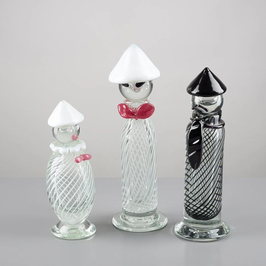 TARMO MAARONEN (1963). GLASSKULPTURER, 3 st, figurer från Fjärran Östern signerade samt daterade -95, Bianco Blu Fiskars. — Art glass — Stockholms Auktionsverk Helsinki