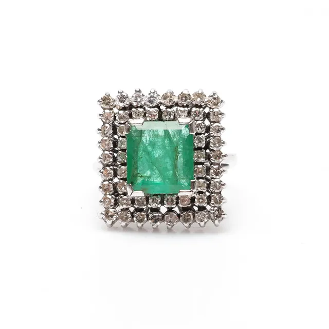 RING, 18k vitguld, smaragd ca 3ct, diamanter totalt ca 0.50 ct, vikt ca 7,2 gram.